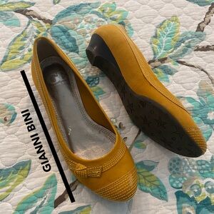 GIANNI BINI Low Heeled Shoe — Like a Ballet Flat but has slight block heel.💛